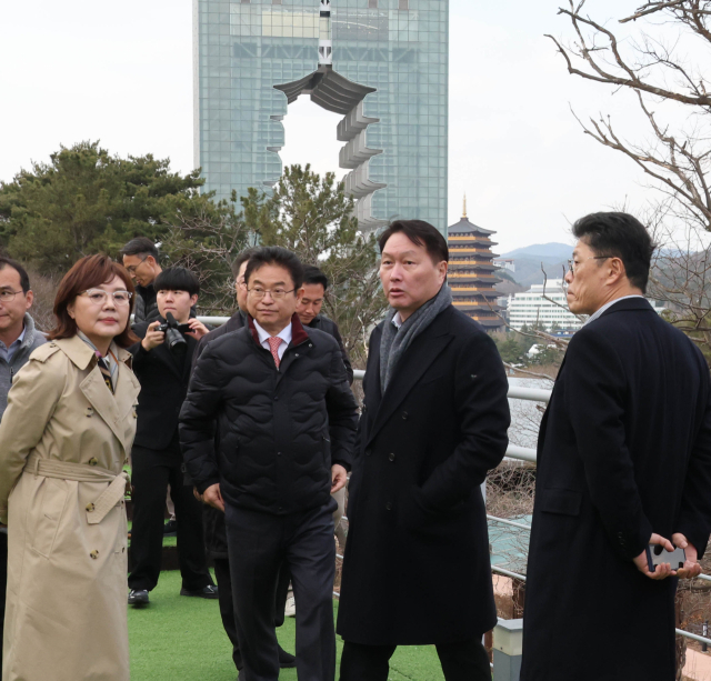 최태원(오른쪽에서 두 번째부터) SK그룹 회장 겸 대한상공회의소 회장과 이철우 경상북도 도지사가 17일 경북 경주시 일대 아시아태평양경제협력체(APEC) 행사 현장을 사전 점검하고 있다. 사진 제공=대한상의