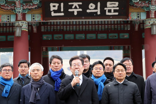 18일 광주 북구 운정동 국립5·18민주묘지에서 더불어민주당 이재명 대표가 참배를 마치고 취재진의 질문에 답하고 있다. 연합뉴스