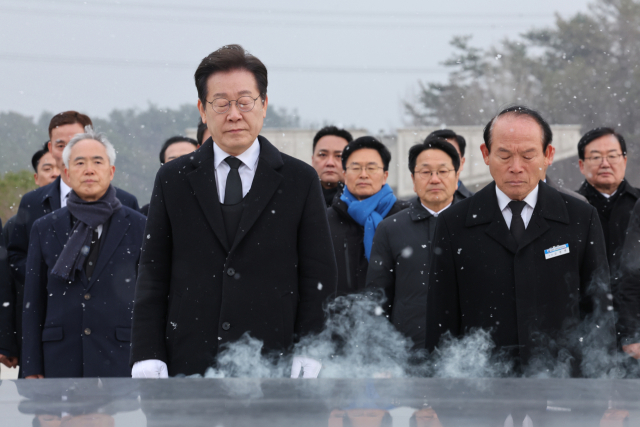 18일 광주 북구 운정동 국립5·18민주묘지에서 이재명 더불어민주당 대표가 참배하고 있다. 연합뉴스