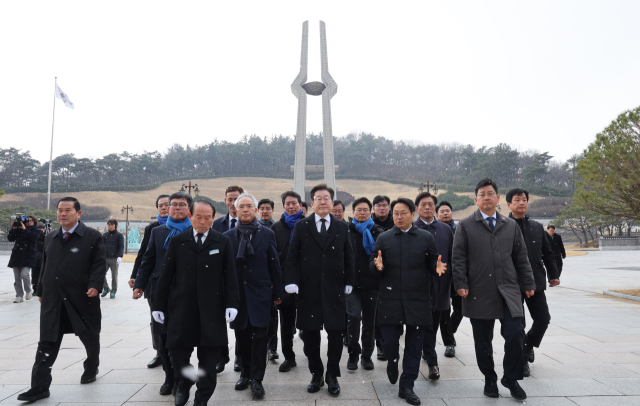 이재명 더불어민주당 대표가 18일 광주 북구 5.18민주묘역을 찾아 참배한후 걸어나오고 있다. 뉴스1