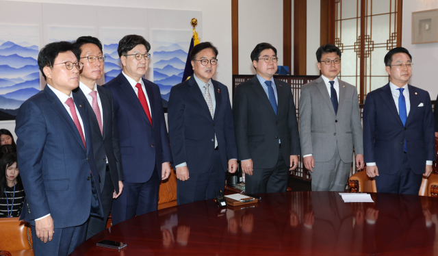 우원식 국회의장이 18일 서울 여의도 국회에서 열린 원내대표 회동을 주재하고 있다. 연합뉴스