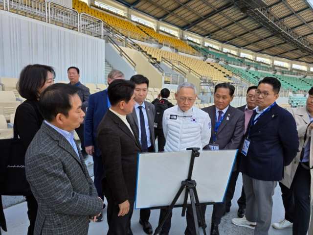 김동근 의정부시장이 지난 15일 ‘2025 LGT 세계여자컬링선수권대회’ 개회식에 참석한 유인촌 문화체육부 장관에게 레저스포츠타운 조성사업에 대한 지원을 요청하고 있다. 사진 제공=의정부시