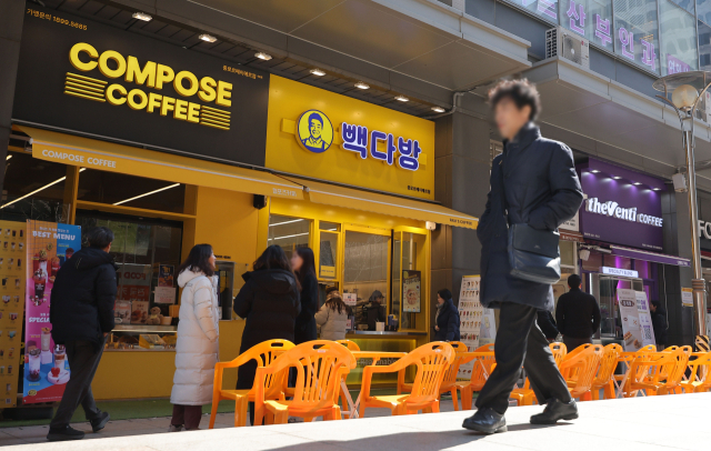 2월 21일 커피숍이 밀집한 서울 종로구의 한 상가 앞을 시민이 걸어가고 있다. 연합뉴스