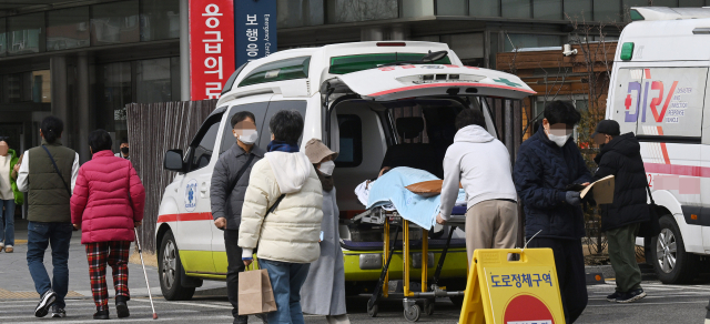 서울의 한 대학병원 응급실에서 환자가 다른 병원으로 전원 되고 있다. 오승현 기자