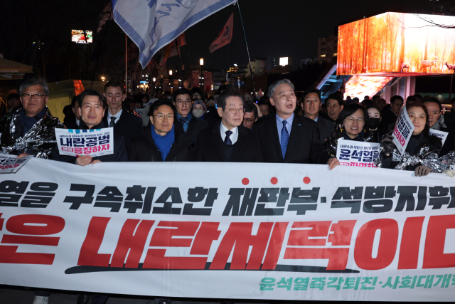 18일 광주 동구 5·18민주광장에서 열린 윤석열 즉각 파면 광주시민대회에서 이재명 더불어민주당 대표가 참석해 거리를 행진하고 있다. 연합뉴스