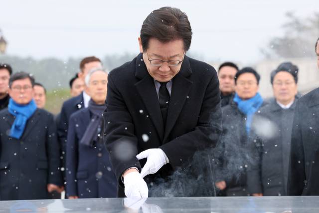 18일 광주 북구 운정동 국립5·18민주묘지에서 이재명 더불어민주당 대표가 헌화한 후 분향하고 있다. 연합뉴스