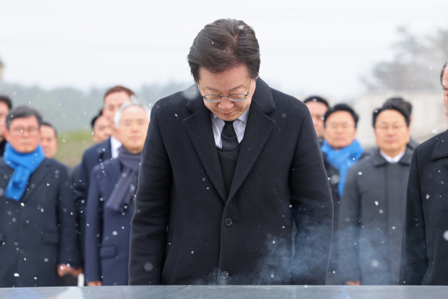 18일 광주 북구 운정동 국립5·18민주묘지에서 이재명 더불어민주당 대표가 참배하고 있다. 연합뉴스