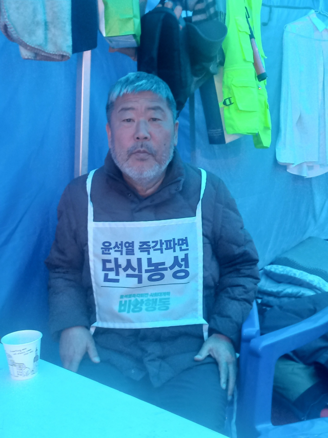 김동명 한국노총 위원장이 17일 서울 경복궁 앞 천막농성장에서 질문에 답하고 있다. 양종곤 기자