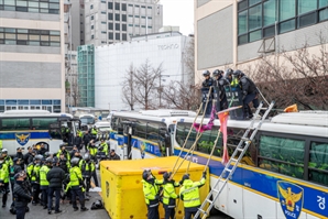 탄핵 선고일 경찰기동대 1만4000명 배치…안국역 폐쇄