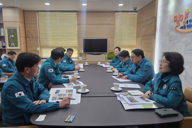 이미라(오른쪽 첫번째) 산림청 차장이 안병구(왼쪽 첫 번째) 밀양시장과 소나무재선충병 특별방제구역 총력방제를 위한 대책을 논의하고 있다. 사진제공=산림청