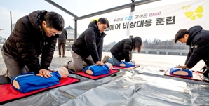 CPR 숙련된 진에어 직원, 의식 잃은 외국인 살렸다