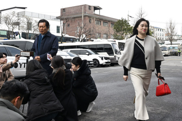 윤석열 대통령 탄핵심판 법률대리인 김계리 변호사가 18일 서울 종로구 헌법재판소에서 열린 박성재 법무부 장관 탄핵심판 첫 변론에 출석하고 있다. 왼쪽은 정청래 국회 법제사법위원장. 공동취재단