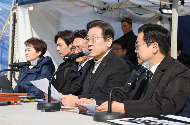 이재명 더불어민주당 대표가 19일 서울 종로구 경복궁역 부근 광화문 민주당 천막 농성장에서 열린 현장 최고위원회의에서 발언하고 있다. 연합뉴스