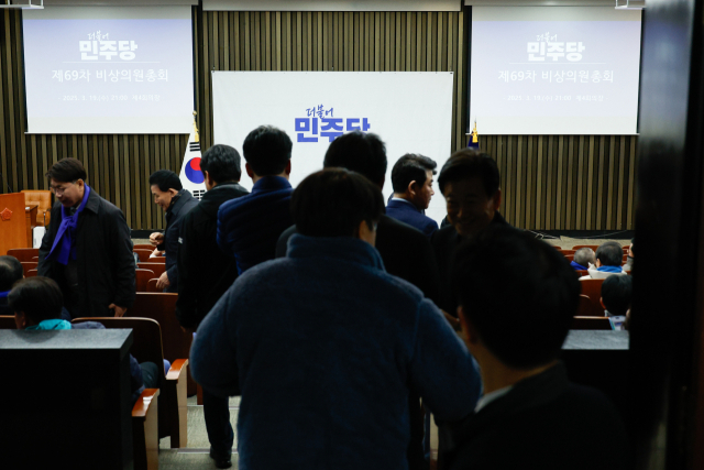 19일 저녁 서울 여의도 국회에서 비공개로 열린 더불어민주당 비상의원총회에 의원들이 입장하고 있다. 뉴스1