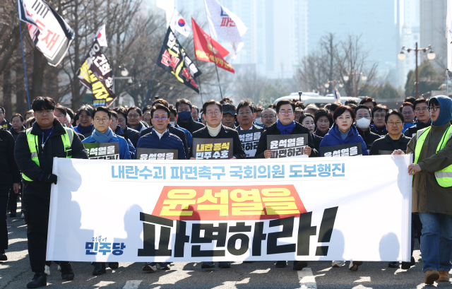 이재명 더불어민주당 대표와 박찬대 원내대표를 비롯한 의원들이 19일 오후 서울 여의도 국회에서 윤석열 대통령 파면을 촉구하며 광화문으로 행진하고 있다.뉴스1