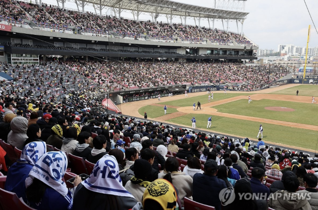 “MLB 안 부럽다”…K야구 인기에 여행·유통업계도 탑승