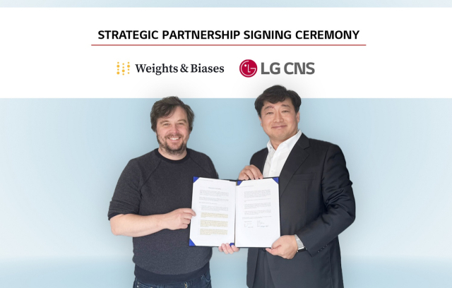 박상엽(오른쪽) LG CNS CTO와 루카스 비왈드 W&B 대표가 19일(현지시간) 미국 실리콘밸리에서 열린 MOU 체결식에서 기념촬영을 하고 있다. 사진 제공=LG CNS