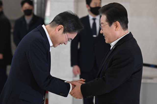 이재명 더불어민주당 대표와 이재용 삼성전자 회장이 20일 서울 강남구 삼성 청년 소프트웨어 아카데미(SSAFY)에서 만나 인사하고 있다. 오승현 기자