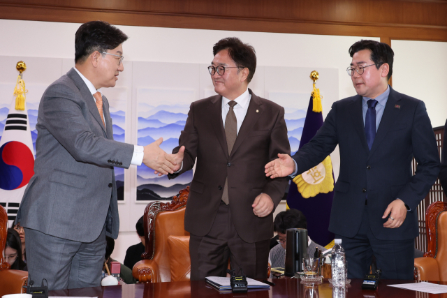 우원식 국회의장(가운데)과 권성동(왼쪽) 국민의힘 원내대표(왼쪽), 박찬대 더불어민주당 원내대표가 20일 서울 여의도 국회의장실에서 국민연금 개혁안에 합의한 뒤 악수하고 있다. 연합뉴스