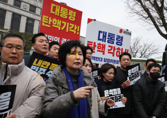 더불어민주당 백혜련 의원이 20일 서울 종로구 헌법재판소 앞에서 열린 민주당 원내부대표단의 윤석열 대통령 신속 파면 촉구 기자회견에서 얼굴에 계란을 맞은 채 회견을 이어가고 있다. 연합뉴스