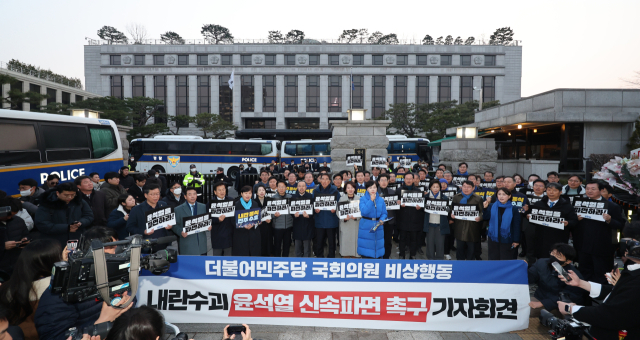 더불어민주당 박찬대 원내대표와 전현희 최고위원 등 소속 의원들이 20일 서울 종로구 헌법재판소 앞에서 기자회견을 진행하고 있다. 연합뉴스