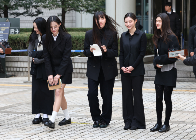 걸그룹 뉴진스가 7일 서울 서초구 서울중앙지방법원을 나서고 있다. 연합뉴스