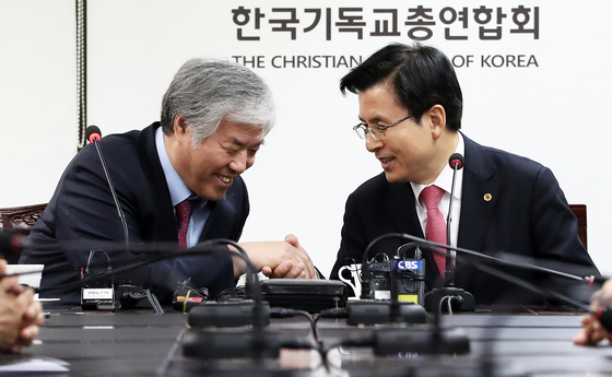 2019년 3월 20일 당시 황교안 자유한국당 대표가 서울 종로구 한국기독교연합회관에서 전광훈 한국기독교총연합회장을 예방하며 악수를 나누고 있다. 뉴스1