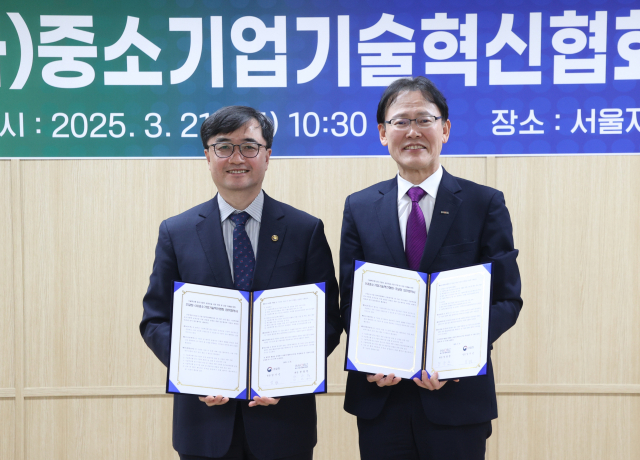 임기근(왼쪽) 조달청장이 정광천(오른쪽) 이노비즈협회장과 ‘기술혁신형 중소기업의 조달시장 진입 활성화 및 성장 지원을 위한 업무협약’을 체결하고 기념촬영을 하고 있다. 사진제공=조달청