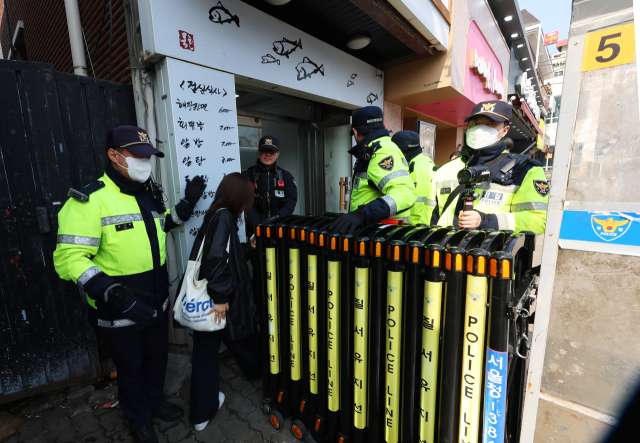 ”오늘도 점심 한 테이블” …헌재 늦장 판결에 인근 상인들 '곡소리'