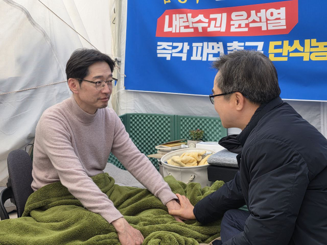 김동연 경기도지사가 21일 광화문 앞 천막농성장에서 윤석열 대통령 파면 촉구 단식농성 중인 김경수 전 경남지사를 만나 대화하고 있다.