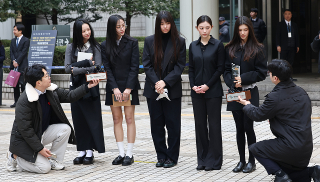 걸그룹 뉴진스가 7일 서울 서초구 서울중앙지방법원에서 열린 '기획사 지위보전 및 광고계약 체결 등 금지' 가처분 신청의 심문기일을 마친 뒤 법원 청사를 나서며 취재진 질문에 답하고 있다. 왼쪽부터 하니, 민지, 혜인, 해린, 다니엘. 연합뉴스