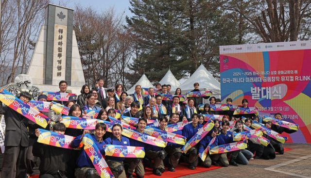 유인촌 문화체육관광부 장관이 21일 경기 가평군 캐나다전투기념비 앞에서 열린 ‘가평 전투’ 소재 한국-캐나다 공동 창작뮤지컬 '링크(R:LINK)' 제작발표회에서 타마라 모휘니 주한 캐나다 대사를 비롯한 관계자들과 기념 촬영하고 있다. 사진 제공=문체부