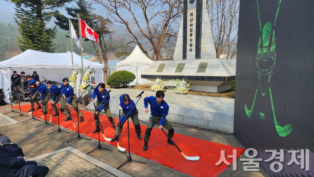 ‘가평 전투’를 소재로 한 한국·캐나다 공동 청년 뮤지컬 ‘링크’의 리허설이 21일 경기도 가평 캐나다참전기념비 앞에서 진행되고 있다. 최수문 기자