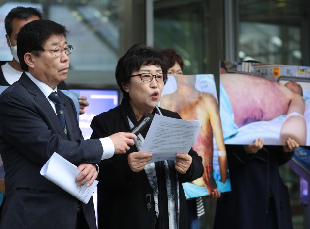 군대 선임병들의 가혹행위로 사망한 고(故) 윤승주 일병의 어머니 안미자 씨가 서울 중구 국가인권위원회 앞에서 가진 군인권보호관 진정 기자회견에서 발언하고 있다. 뉴스1