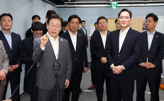 더불어민주당 이재명 대표와 이재용 삼성전자 회장이 이달 20일 서울 강남구 삼성 청년 소프트웨어 아카데미(SSAFY)에서 학생들을 격려하고 있다. 연합뉴스