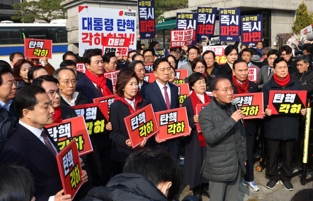 예상보다 늦어지는 尹 선고…여야, 주말 총공세 돌입