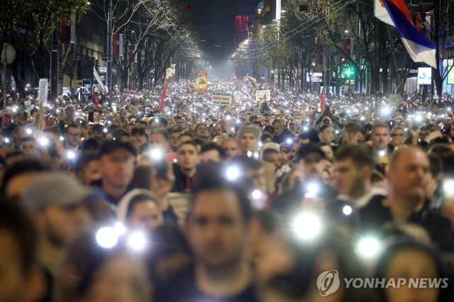 세르비아 베오그라드에서 열린 대규모 반정부 시위. 로이터 연합뉴스