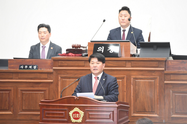 이성룡(앞쪽) 울산시의회 의장이 지난 20일 열린 울산광역시의회 임시회 제2차 본회의에서 당선인사를 하고 있다. 사진제공=울산시의회