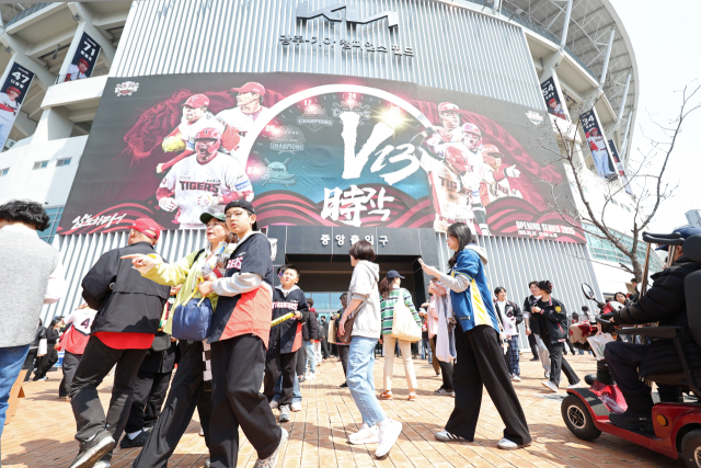 2025 신한 쏠 뱅크 KBO 리그 개막일인 22일 광주 기아챔피언스필드가 야구팬들로 북적이고 있다. 뉴스1