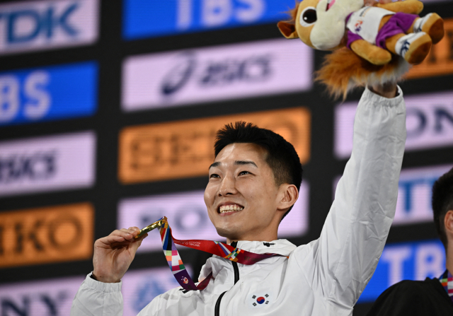 3년 만에 세계실내육상선수권대회 정상을 탈환한 우상혁이 금메달을 목에 걸고 기뻐하고 있다. 로이터연합뉴스