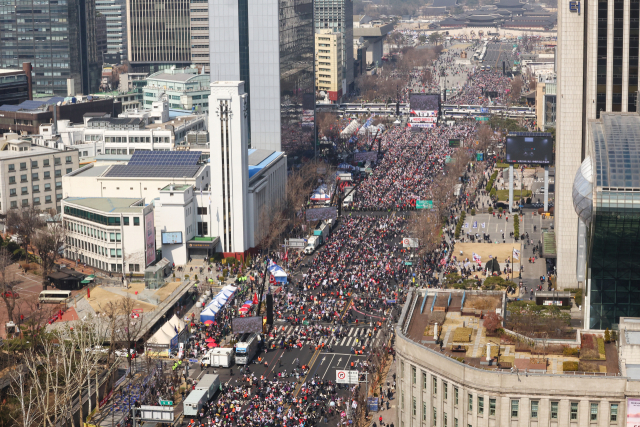 22일 서울 중구 세종대로에서 '윤석열 대통령 탄핵반대 광화문국민대회'가 열리고 있다. 연합뉴스