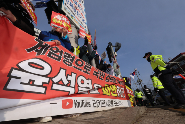 13일 서울 종로구 헌법재판소 인근에서 윤석열 대통령 탄핵 촉구 집회가 열리고 있다. 연합뉴스