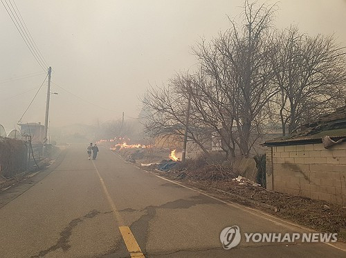 경북 의성 산불 ‘대응 3단계’…불길 마을 덮쳐