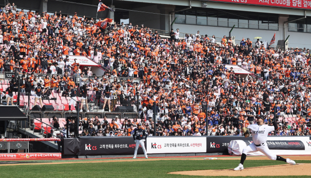 22일 KBO 프로야구 개막전 한화-kt전에서 한화의 원정 팬들이 열띤 응원을 펼치고 있다. 연합뉴스