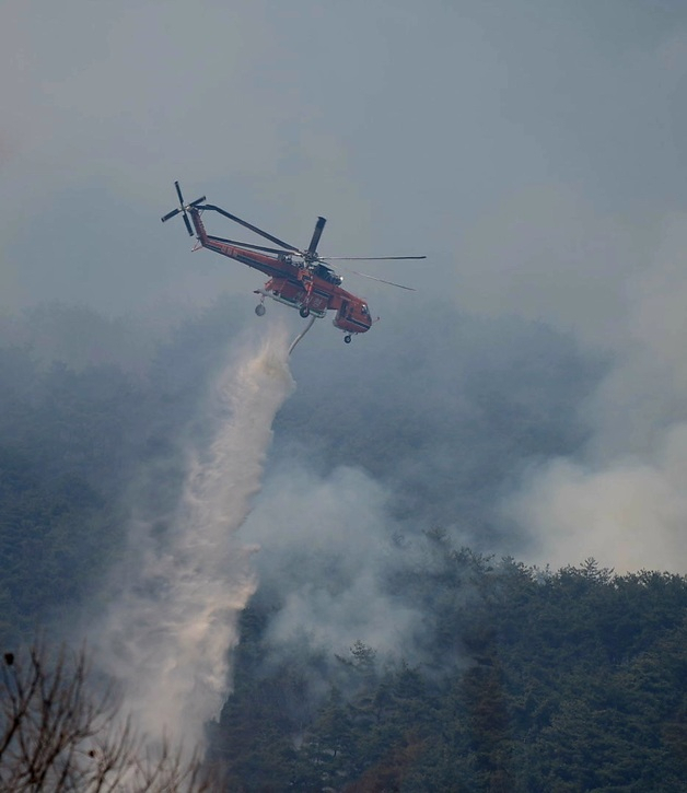 22일 오후 산림청 항공본부 산림항공본부 산불진화 헬기가 경남 산청군 시천면에서 발생한 산불 진화에 나서고 있다. 사진 제공=산림청