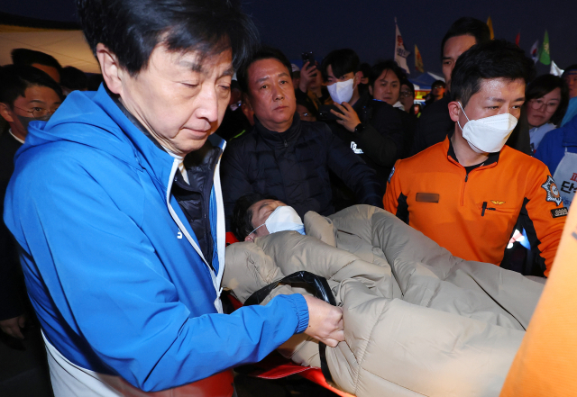 22일 윤석열 대통령 파면을 촉구하며 14일째 단식을 이어가던 김경수 전 경남도지사가 건강 악화로 병원으로 이송되고 있다. 연합뉴스