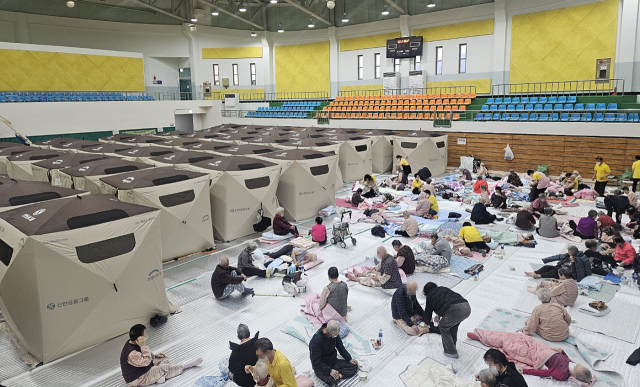 23일 경북 의성군 의성실내체육관에 산불 이재민들이 대피해 있다. 연합뉴스