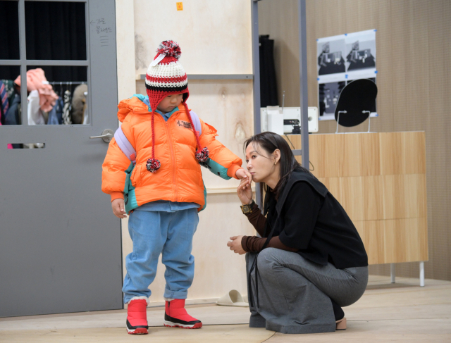 배우 김선영(오른쪽)이 19일 서울 홍익대 대학로 아트센터 연습실에서 연극 '그의 어머니' 연습 장면을 공개하고 있다. 사진 제공=국립극단