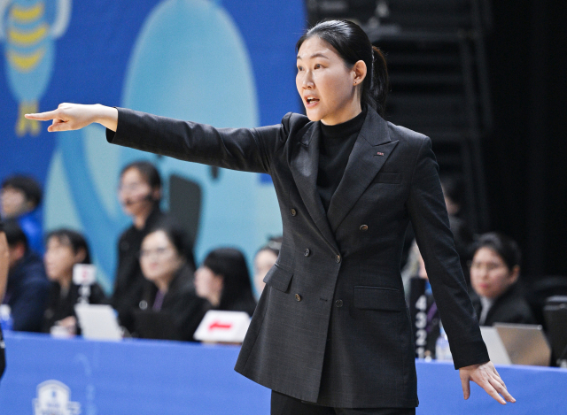 박정은 부산 BNK 감독이 여자프로농구 챔피언결정전에서 작전 지시를 하고 있다. 사진 제공=WKBL