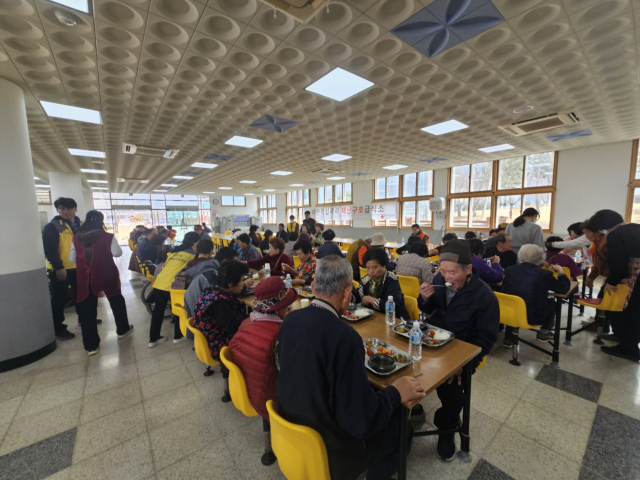 23일 경남 산청군 단성중학교 급식소에 차려진 대한적십자사 재난구호급식소에서 이재민들이 식사를 하고 있다. 산청=박종완 기자